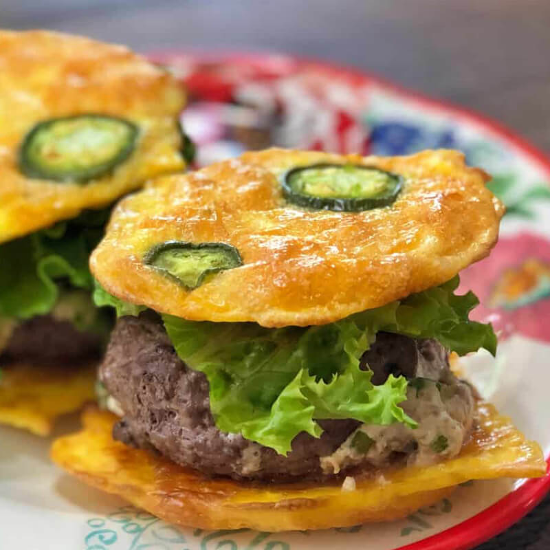 Keto Burger με Ψωμάκια Τυριού και Πιπεριές Χαλαπένιος